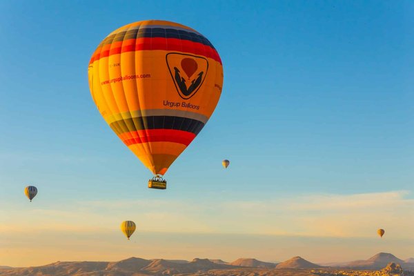 Quels sont les itinéraires recommandés pour une balade en montgolfière au-dessus de la Cappadoce?